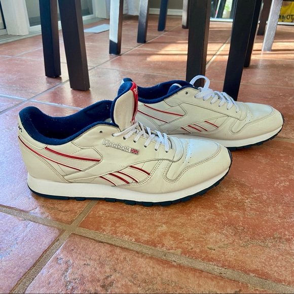 White Classic ReeBok Sneakers - Picture 2 of 5